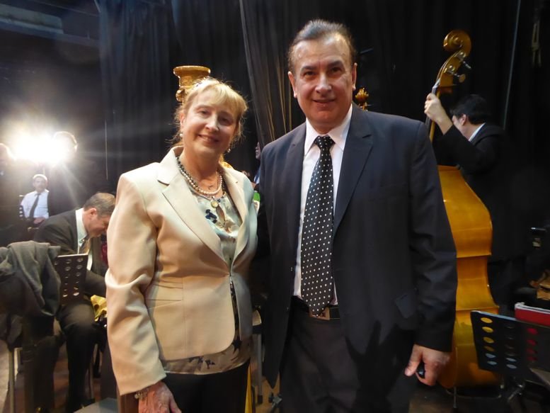 La comunera Susana Espósito junto al Director de la Banda, Maestro Jorge Scilironi