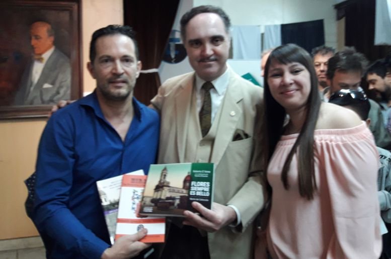 Roberto D¨Anna y Natalia Rivarola, autores del libro junto a Arnaldo Miranda expresidente de la Junta de Estudios Históricos de Buenos Aires.
